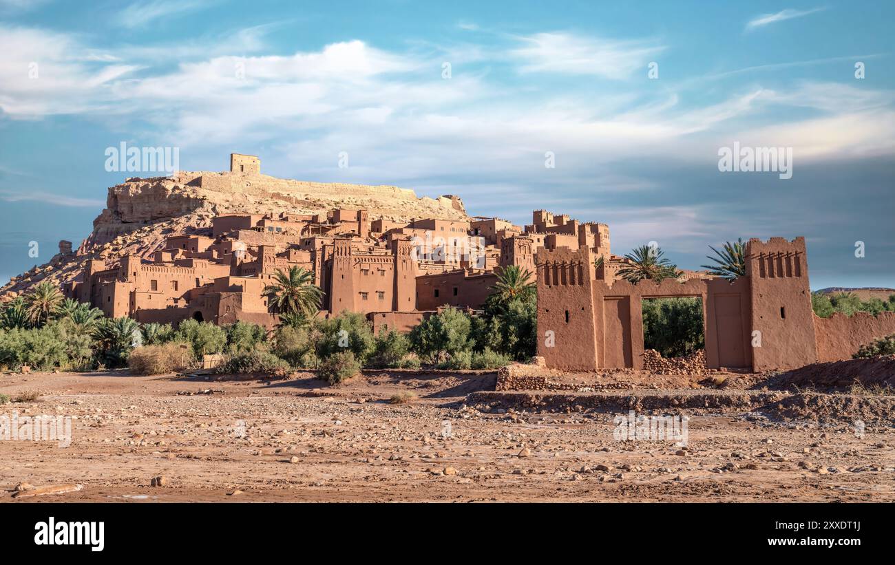 Ait Ben Haddou, un ancien village fortifié au Maroc avec une architecture en briques de boue et des rues étroites, autrefois un arrêt clé sur la route des caravanes du Sahara. Banque D'Images