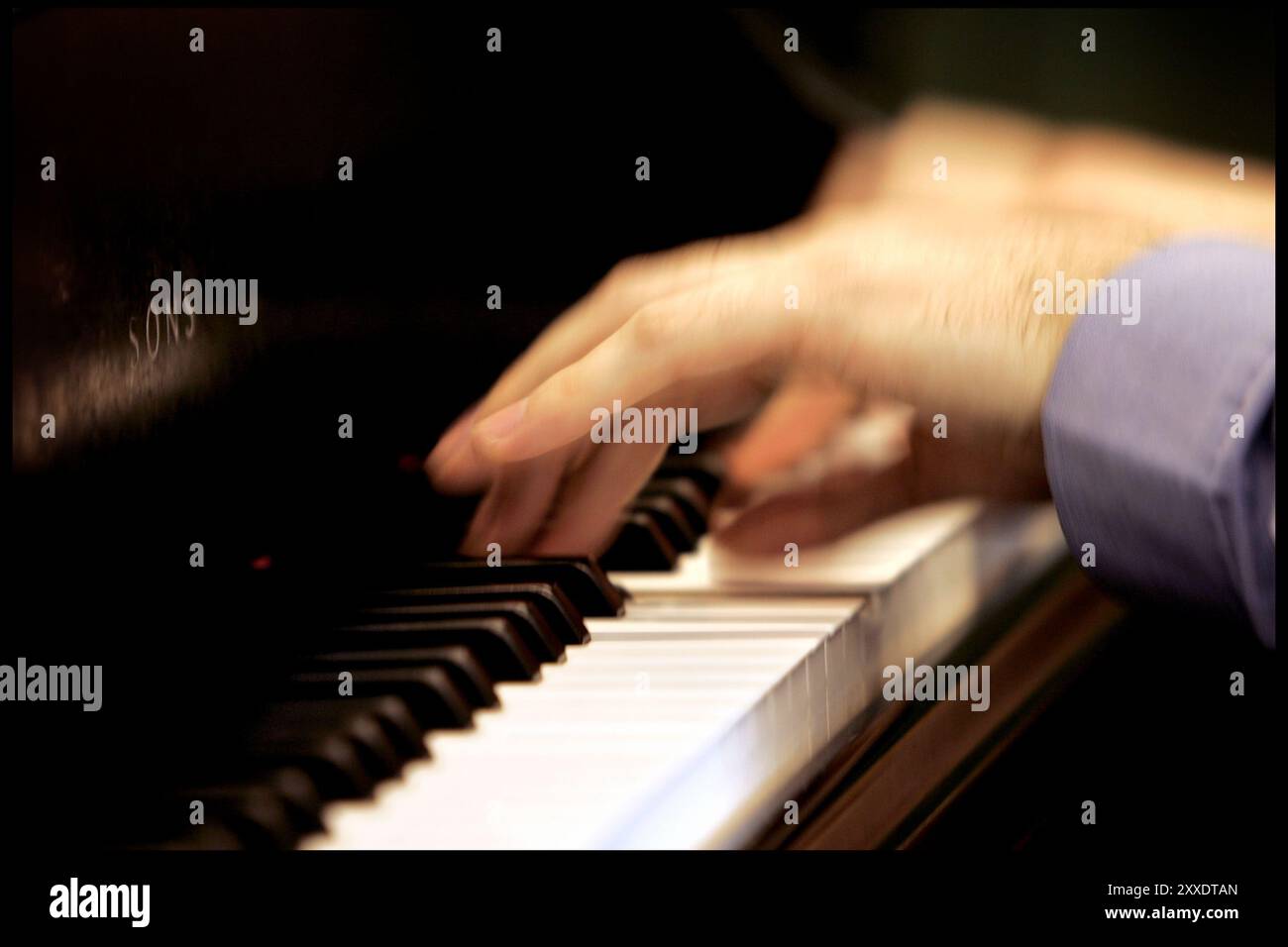 Les étudiants de Julliard se préparent à aller à Copenhague pour donner un concert au Tivoli. Pianiste fra Birmingham, Angleterre Banque D'Images