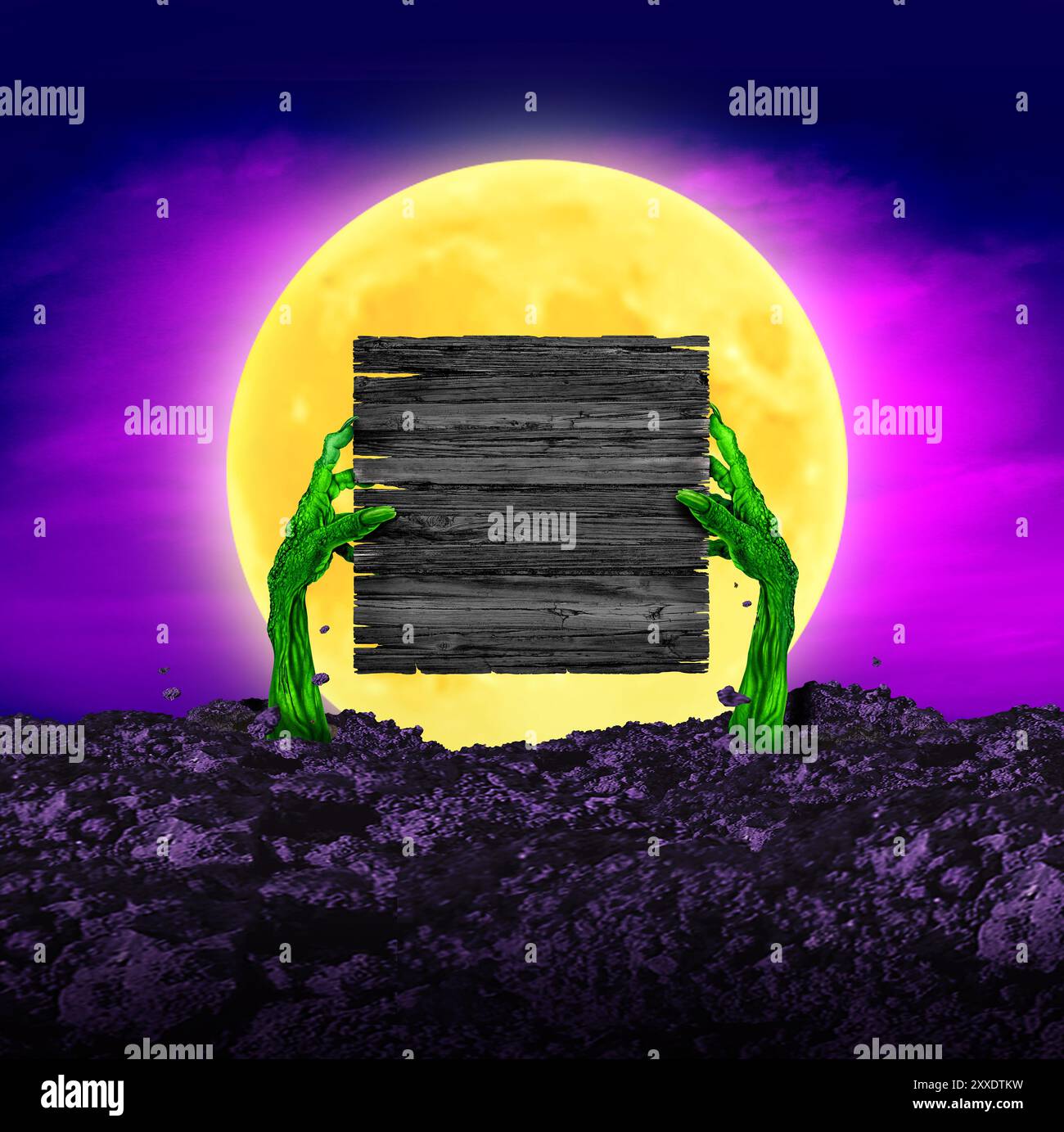 Creepy Zombie Halloween fond tenant un vieux signe rustique altéré dans un cimetière de nuit violet avec une pleine lune jaune comme cemètre de saison d'automne Banque D'Images