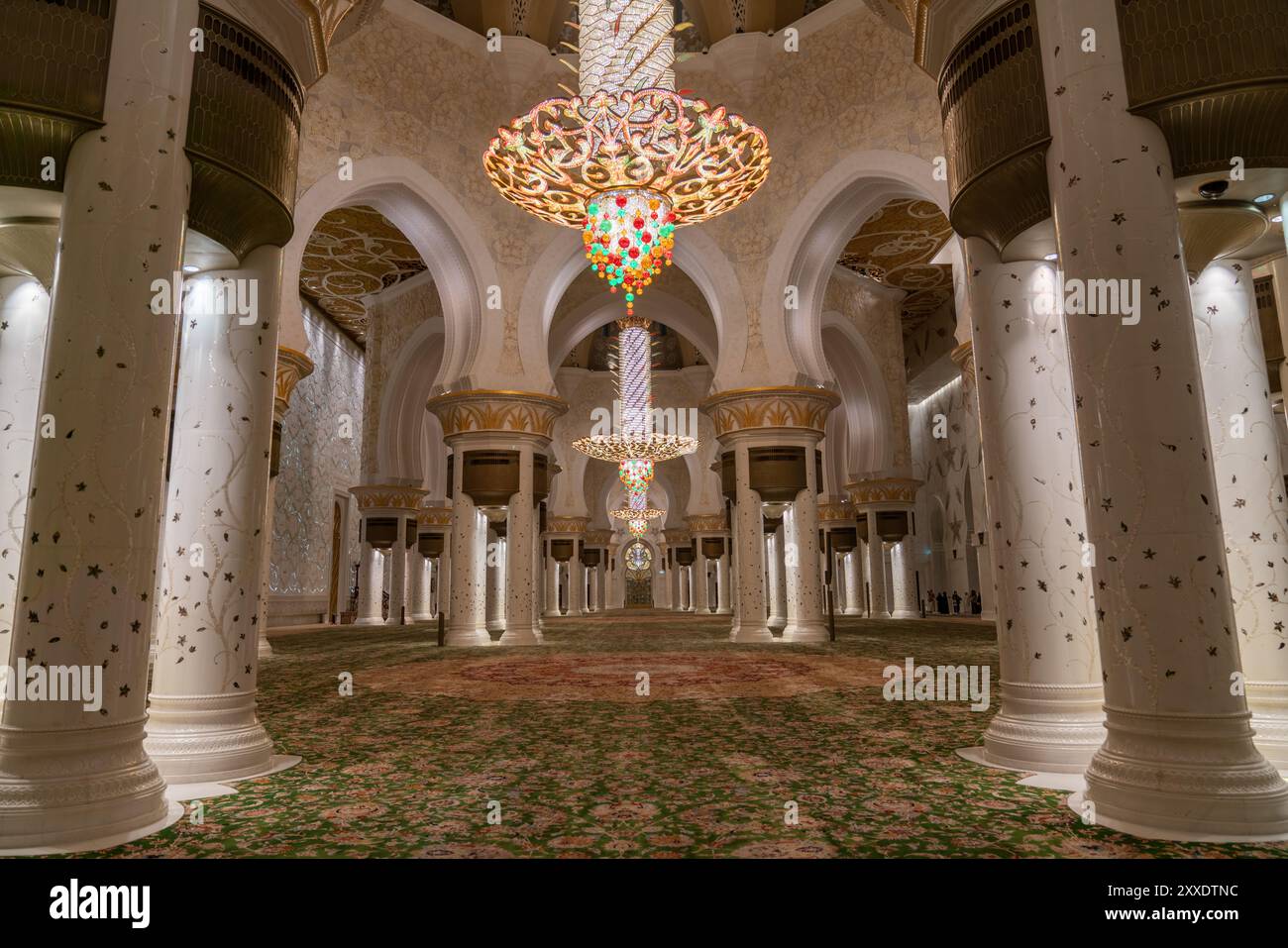 Abu Dhabi, Émirats arabes Unis - 18 février 2022 : superbe lustre doré à l'intérieur de la Grande Mosquée Sheikh Zayed à Abu Dhabi, mettant en vedette un architecte islamique exquis Banque D'Images