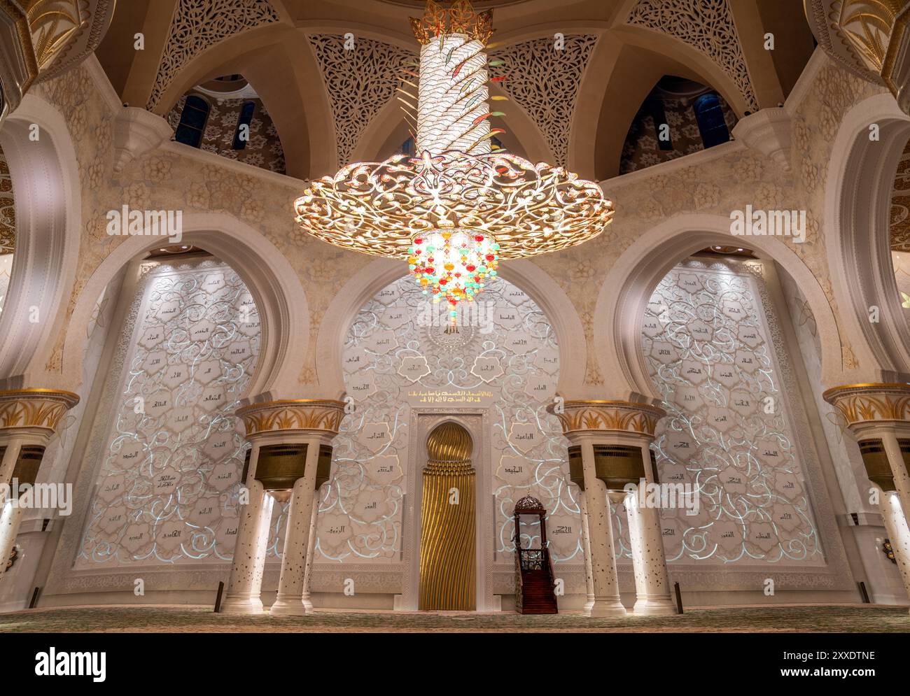 Abu Dhabi, Émirats arabes Unis - 18 février 2022 : superbe lustre doré à l'intérieur de la Grande Mosquée Sheikh Zayed à Abu Dhabi, mettant en vedette un architecte islamique exquis Banque D'Images