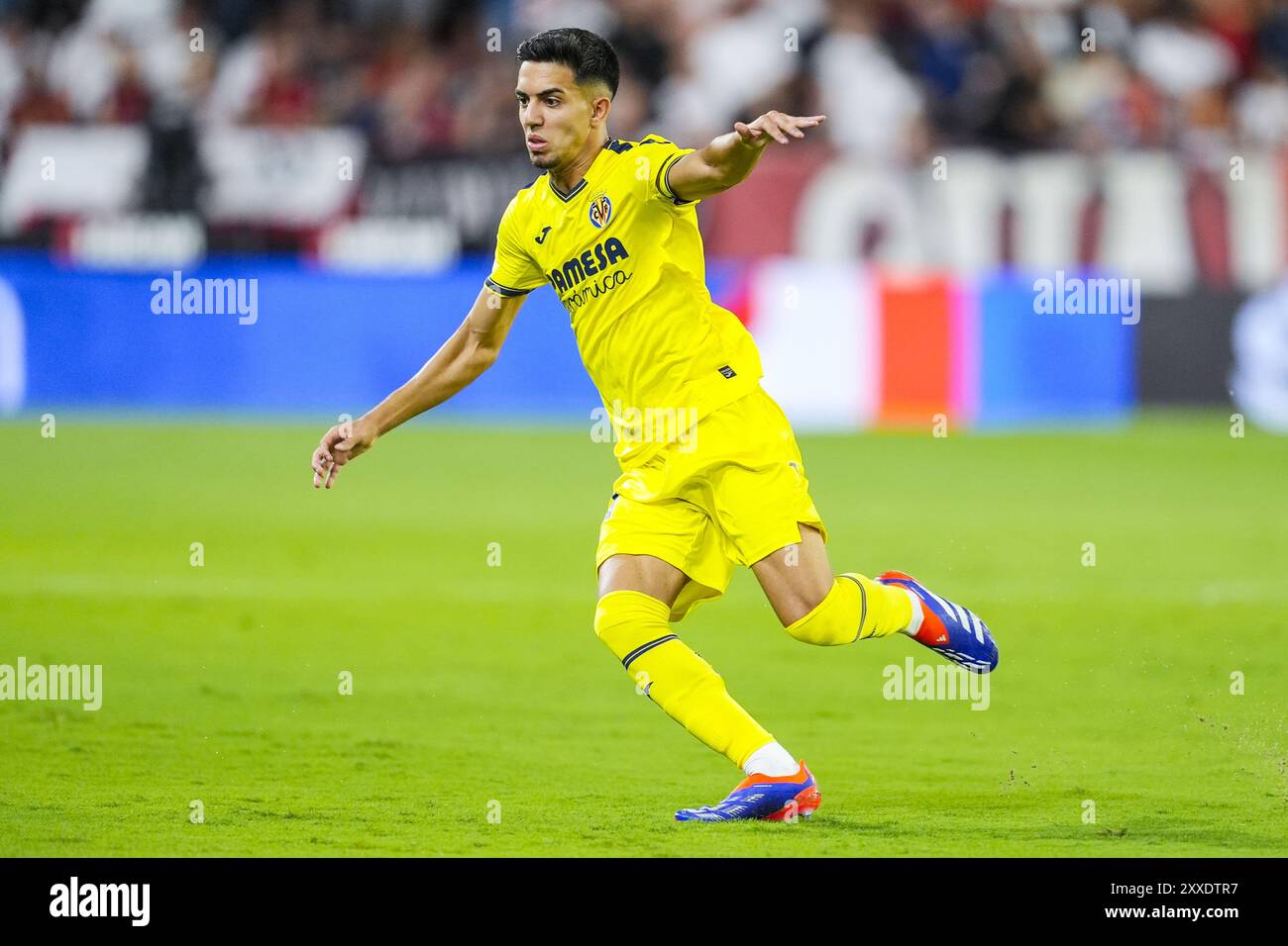 Ilias Akhomach de Villarreal CF lors du match de football de la Liga entre Sevilla FC et Villarreal CF le 23 août 2024 au stade Ramon Sanchez-Pizjuan de Sevilla, Espagne crédit : Agence photo indépendante/Alamy Live News Banque D'Images