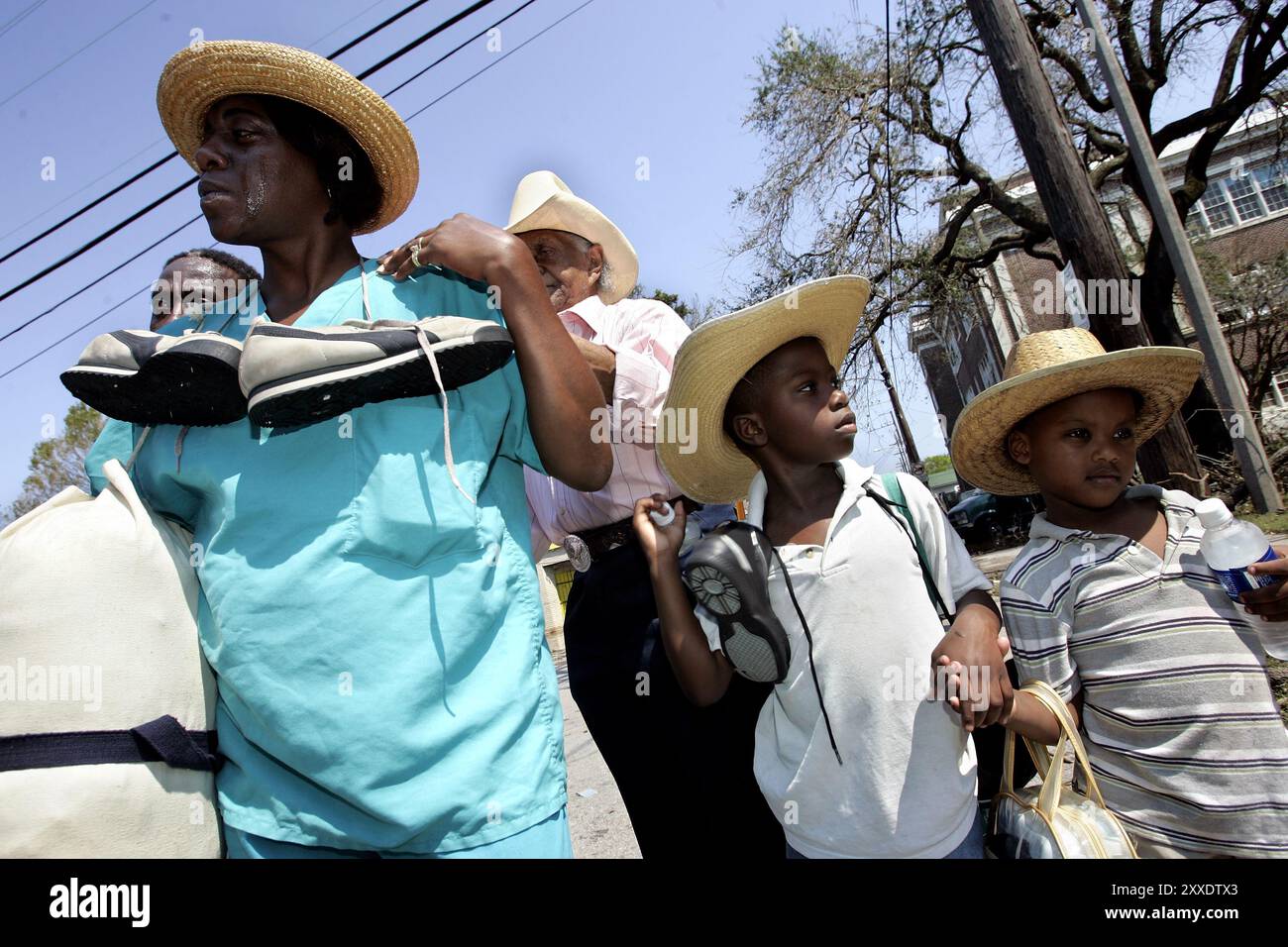 Les conséquences de l'ouragan Katrina. Papa David Phyllis, le grand-père aveugle Lewis, la mère Cheryl et les enfants Tyreen (4) et Tyreese (7) ont finalement réussi à sortir de leur quartier inondé dans le district de Lower Ninth Ward. Banque D'Images