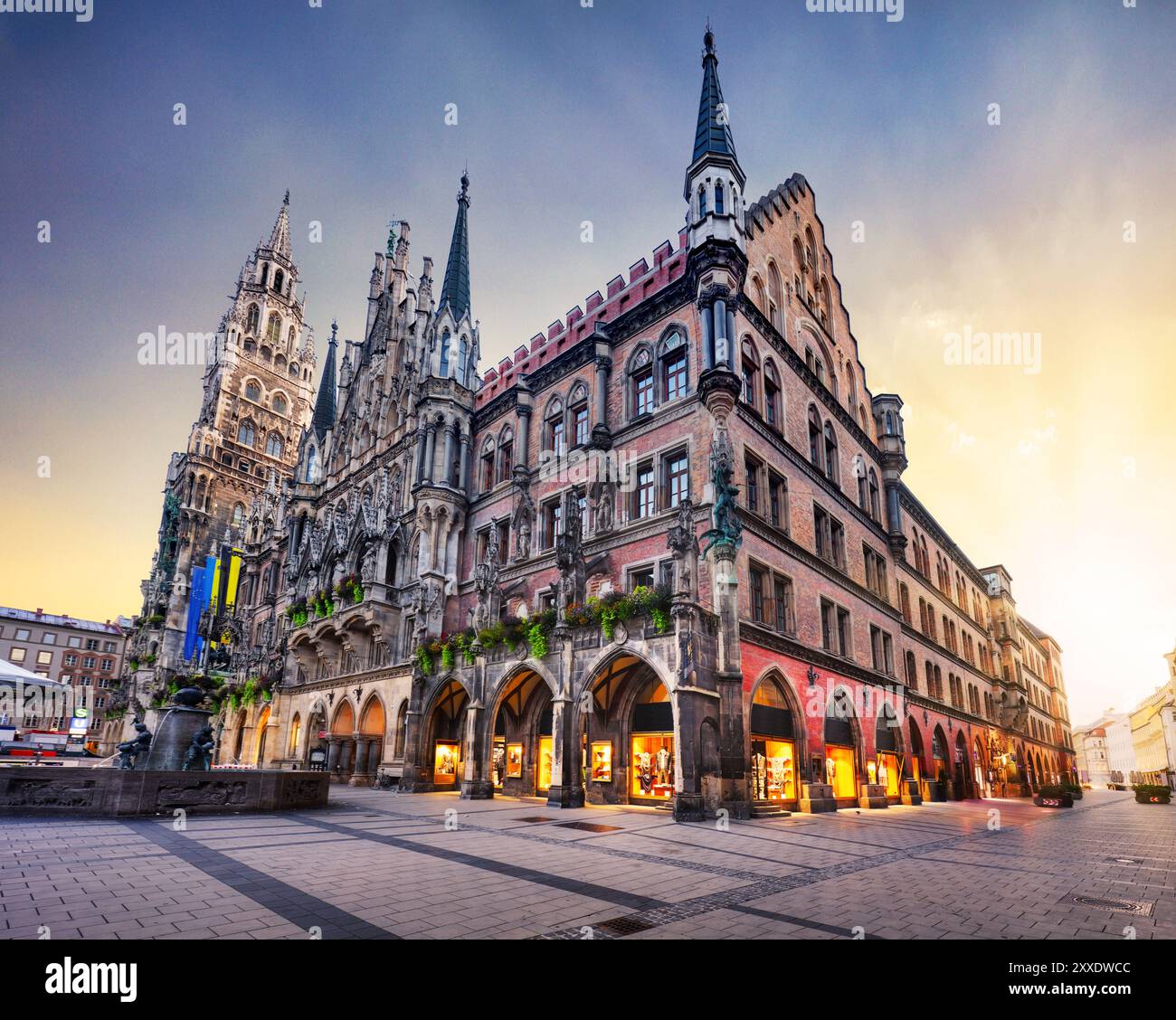 Munich - Nouvelle mairie à Marienplatz au lever du soleil, Rathaus - Allemagne Bavière, personne Banque D'Images
