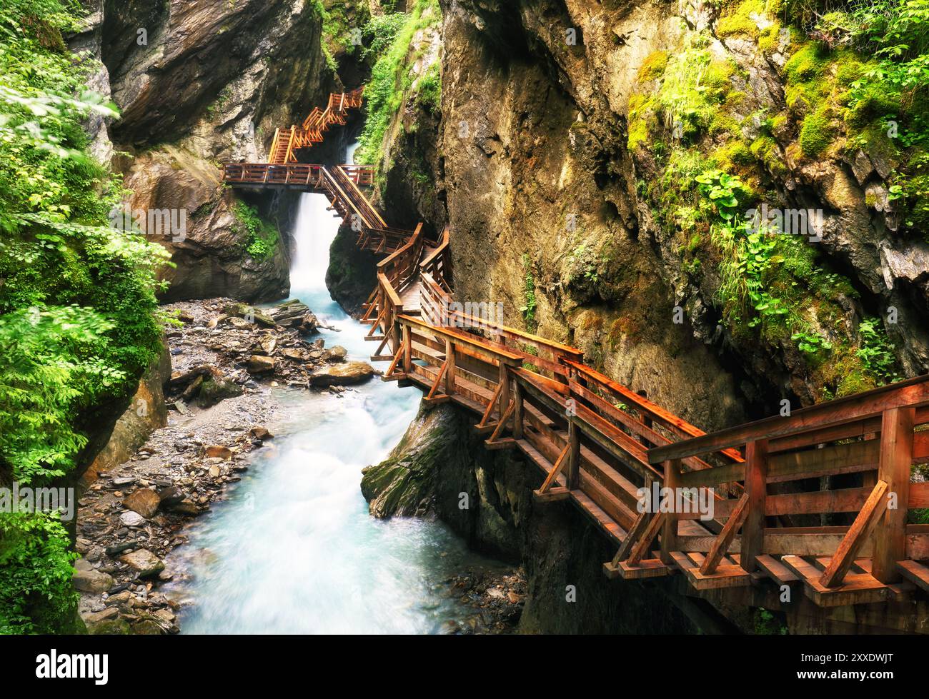 Sentier de randonnée en bois à l'intérieur d'une gorge avec rivière de montagne bue, Sigmund Thun Klamm, Kaprun, Autriche Banque D'Images
