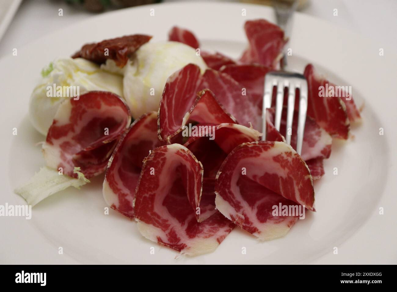 Cuisine italienne : prosciutto et mozzarella à Alberobello, Italie Banque D'Images