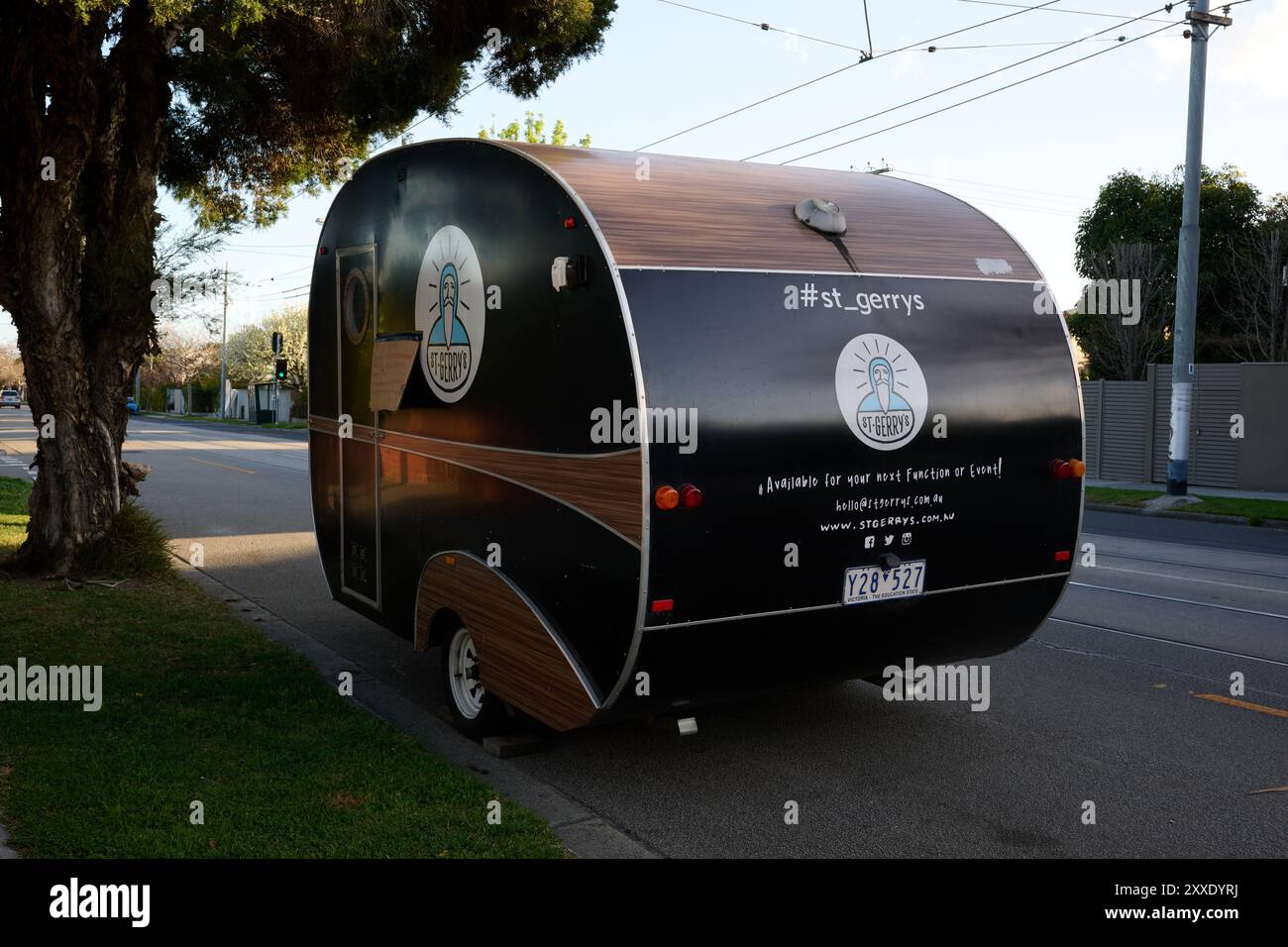 Le food truck de St Gerry, ou caravane, garé sur le bord de la route en fin d'après-midi Banque D'Images