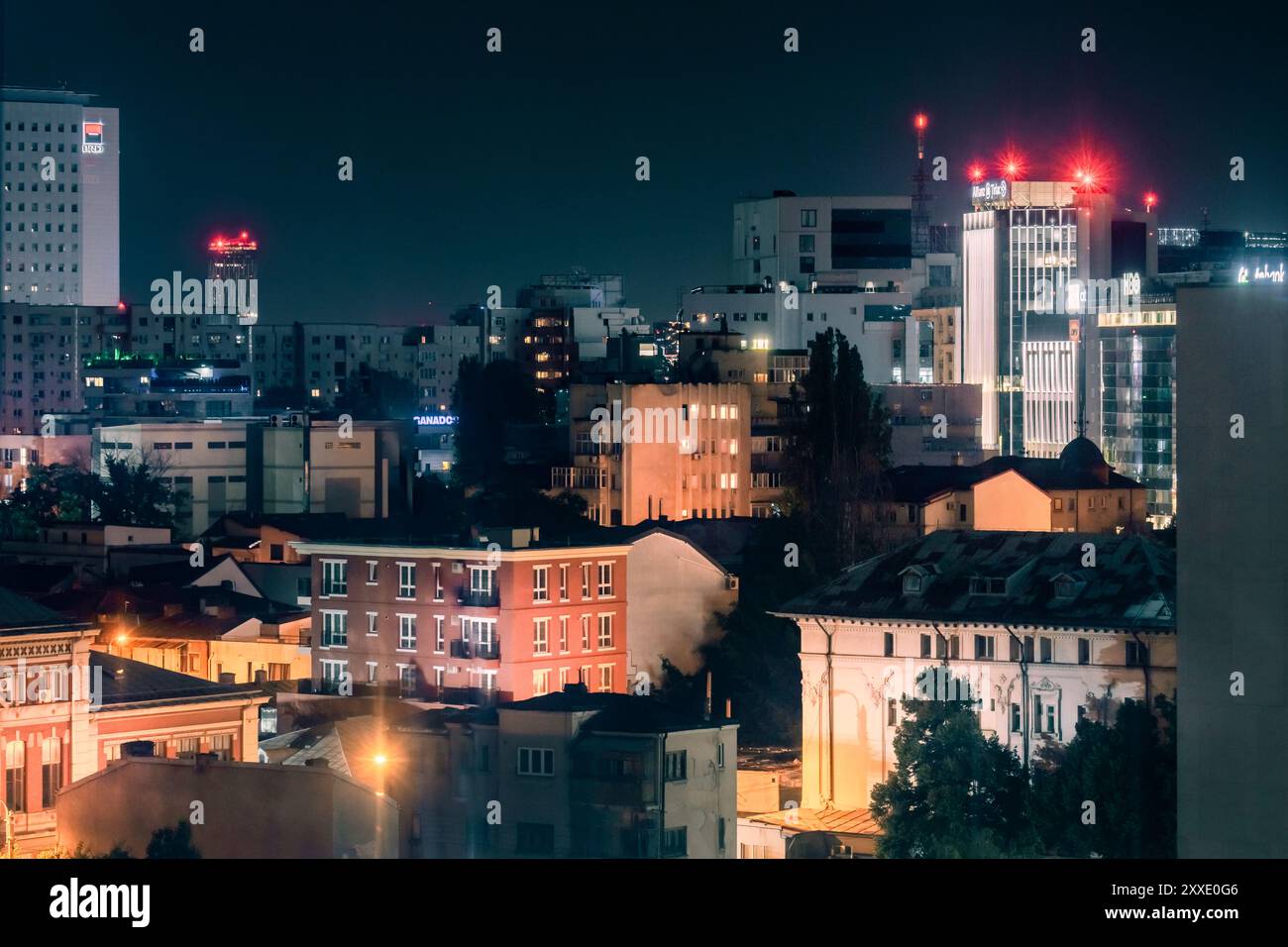 Bucarest, Roumanie. 16 juillet 2024. Lumière de nuit de paysage urbain capitale de la Roumanie. Banque D'Images