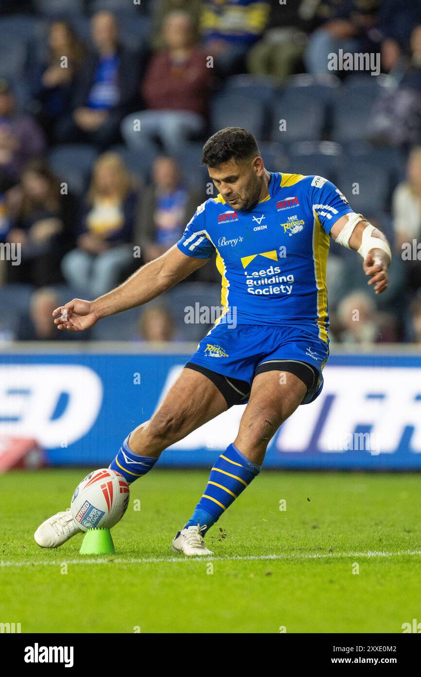 Rhyse Martin ( 12 ) de Leeds Rhinos lance une conversion dans le match contre Catalans Dragons Banque D'Images