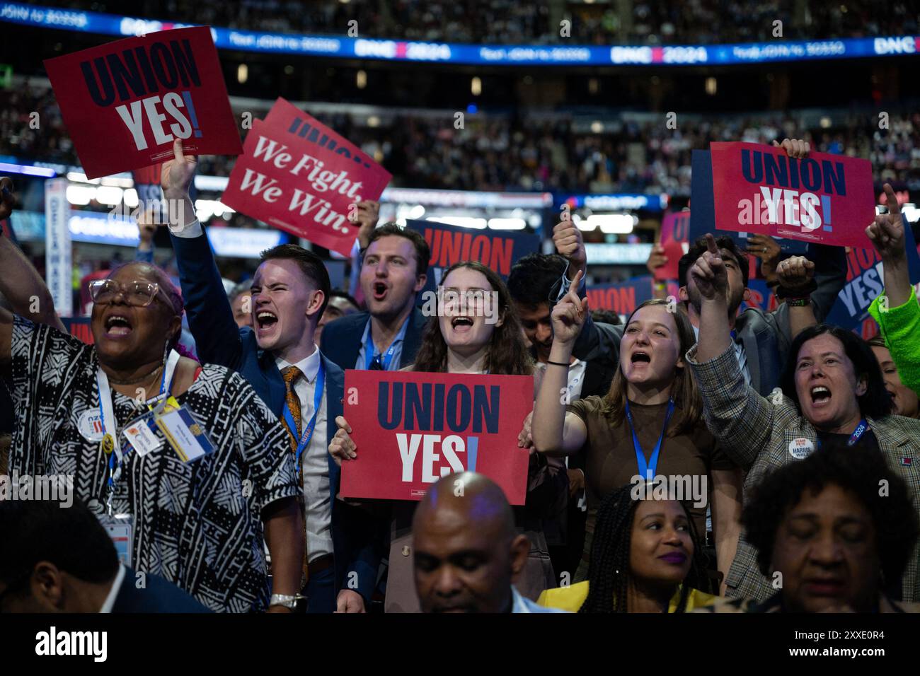 Chicago, États-Unis. 19 août 2024. Les participants du DNC brandissent des signes de soutien à la Convention nationale démocrate 2024 à Chicago, Illinois, États-Unis, au United Center le lundi 19 août 2024. Photo Annabelle Gordon/CNP/ABACAPRESS. COM Credit : Abaca Press/Alamy Live News Banque D'Images