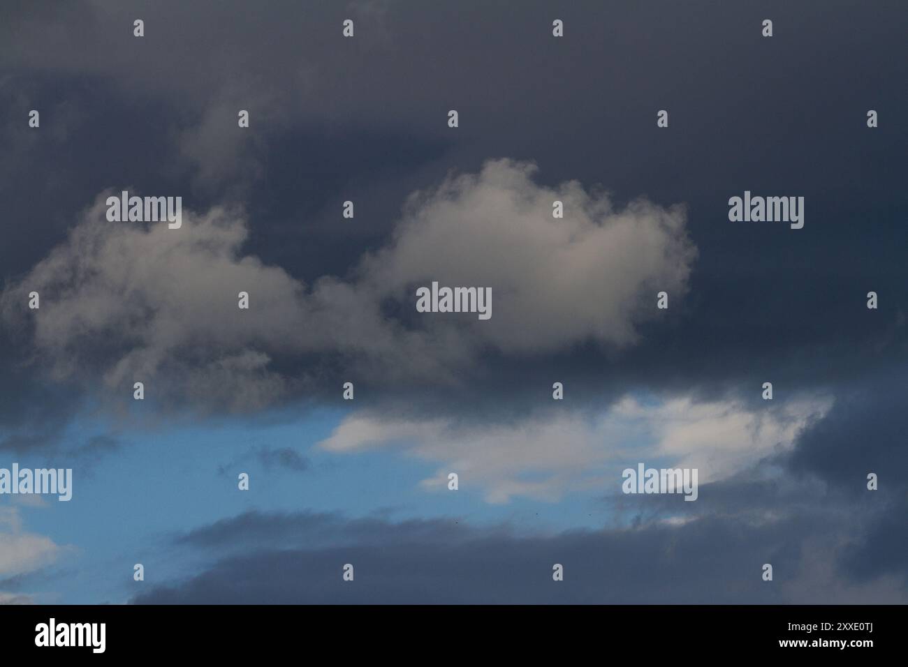 Un paysage nuageux avec des nuages orageux sombres. Kanagawa, Japon. Banque D'Images