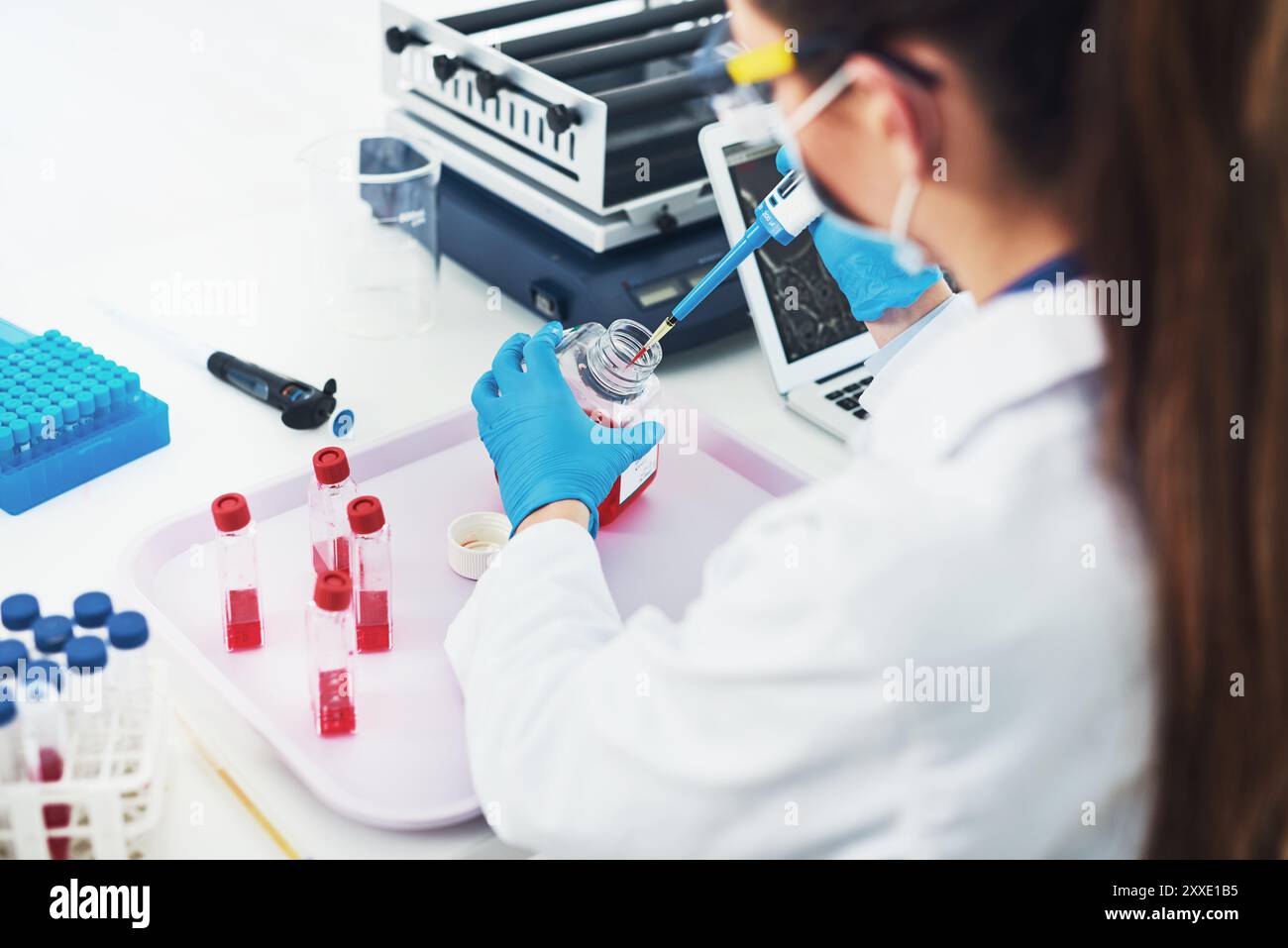 Échantillon de sang, scientifique et laboratoire avec test, recherche et équipement scientifique pour le vaccin contre la variole du singe. Femme, équipement médical et analyse de l'ADN du virus Banque D'Images