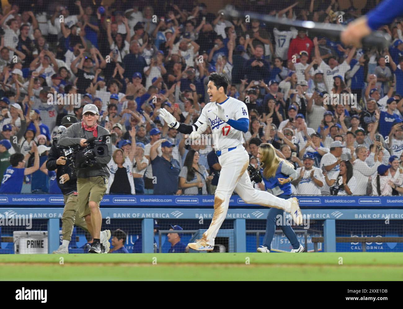 Los Angeles, États-Unis. 23 août 2024. Los Angeles Dodgers DH Shohei Ohtani fait un jogging à la maison après avoir frappé un grand chelem lors d'une victoire de 7-3 contre les Rays de Tampa Bay au Dodger Stadium de Los Angeles le vendredi 23 août 2024. Ohtani est devenu le sixième joueur dans l'histoire de la ligue majeure à avoir un home run de 40, 40 volés de base, et le premier à éclipser les deux seuils avant le début du mois de septembre. Une saison 40-40 a longtemps été l'un des exploits statistiques les plus exclusifs du baseball. Photo de Jim Ruymen/UPI crédit : UPI/Alamy Live News Banque D'Images
