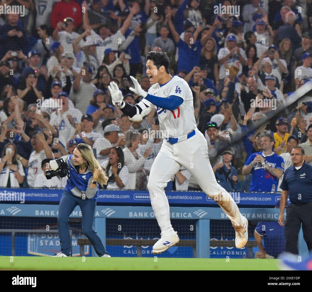 Los Angeles, États-Unis. 23 août 2024. Los Angeles Dodgers DH Shohei Ohtani fait un jogging à la maison après avoir frappé un grand chelem lors d'une victoire de 7-3 contre les Rays de Tampa Bay au Dodger Stadium de Los Angeles le vendredi 23 août 2024. Ohtani est devenu le sixième joueur dans l'histoire de la ligue majeure à avoir un home run de 40, 40 volés de base, et le premier à éclipser les deux seuils avant le début du mois de septembre. Une saison 40-40 a longtemps été l'un des exploits statistiques les plus exclusifs du baseball. Photo de Jim Ruymen/UPI crédit : UPI/Alamy Live News Banque D'Images