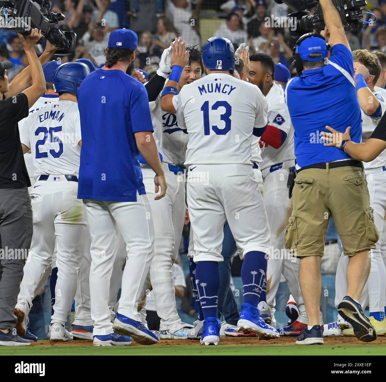 Los Angeles, États-Unis. 23 août 2024. Los Angeles Dodgers DH Shohei Ohtani est agacé par ses coéquipiers après avoir frappé un grand chelem lors d'une victoire de 7-3 contre les Rays de Tampa Bay au Dodger Stadium de Los Angeles le vendredi 23 août 2024. Ohtani est devenu le sixième joueur dans l'histoire de la ligue majeure à avoir un home run de 40, 40 volés de base, et le premier à éclipser les deux seuils avant le début du mois de septembre. Une saison 40-40 a longtemps été l'un des exploits statistiques les plus exclusifs du baseball. Photo de Jim Ruymen/UPI crédit : UPI/Alamy Live News Banque D'Images