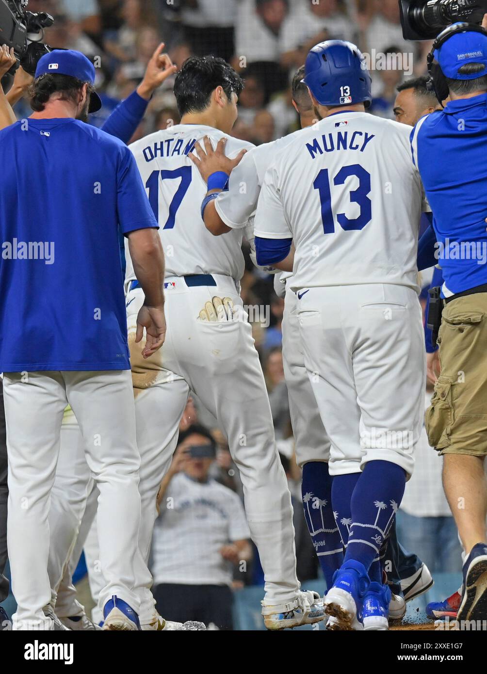 Los Angeles, États-Unis. 23 août 2024. Los Angeles Dodgers DH Shohei Ohtani est agacé par ses coéquipiers après avoir frappé un grand chelem lors d'une victoire de 7-3 contre les Rays de Tampa Bay au Dodger Stadium de Los Angeles le vendredi 23 août 2024. Ohtani est devenu le sixième joueur dans l'histoire de la ligue majeure à avoir un home run de 40, 40 volés de base, et le premier à éclipser les deux seuils avant le début du mois de septembre. Une saison 40-40 a longtemps été l'un des exploits statistiques les plus exclusifs du baseball. Photo de Jim Ruymen/UPI crédit : UPI/Alamy Live News Banque D'Images