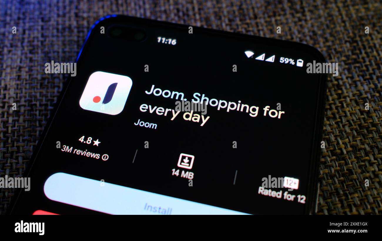 Joom application d'achat en ligne dans la page Play Store sur l'affichage du téléphone mobile. Londres, Royaume-Uni, 08.24.2024 Banque D'Images