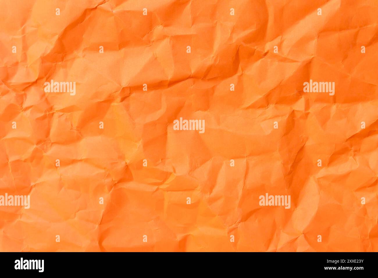 Vue de dessus et plein cadre de papier orange froissé ou froissé est utilisé comme texture de fond de papier orange froissé. Banque D'Images