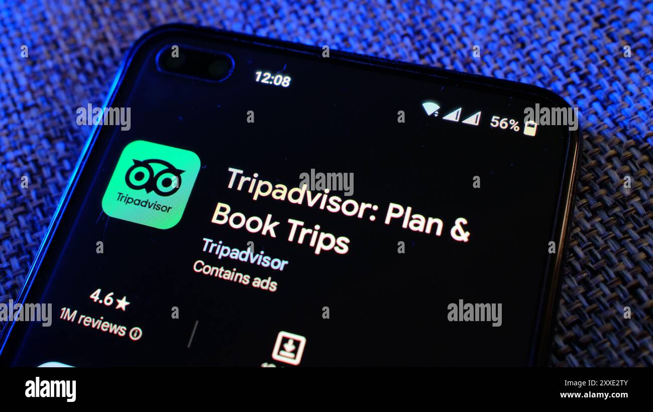 Application TripAdvisor pour planifier et réserver des voyages dans la page Play Store sur l'écran du téléphone mobile. Londres, Royaume-Uni, 08.24.2024 Banque D'Images