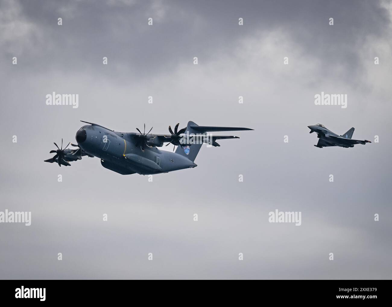 Honolulu, États-Unis. 31 juillet 2024. Un Airbus A400M portant l'identification 54 33 et un Eurofighter portant l'identification 30 57 survolent la frégate allemande « Baden-Württemberg » lors de l'exercice militaire Rim of the Pacific (RIMPAC, 26.06. To 02.08.2024) conduit par les Etats-Unis lors de la visite du ministre de la Défense Pistorius. Crédit : Soeren Stache/dpa/Alamy Live News Banque D'Images