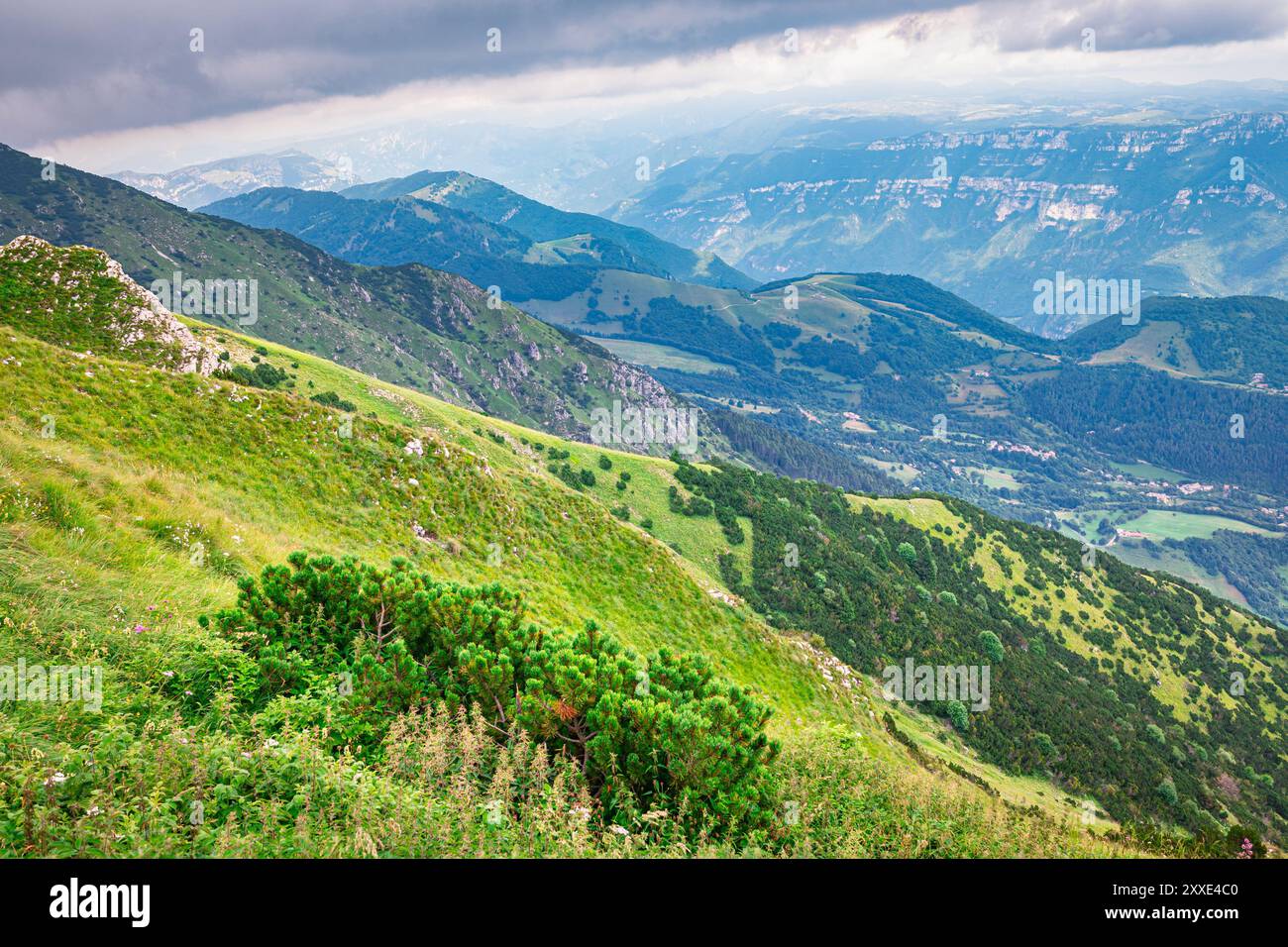 Vue panoramique de près du Mont Baldo de la vallée de l'Adige et du paysage montagneux au nord de Vérone, Italie Banque D'Images