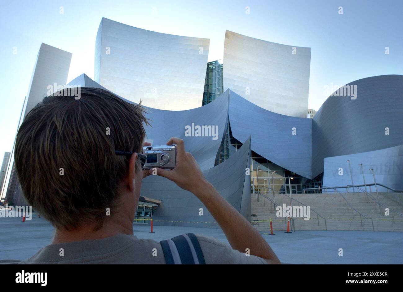 Le Walt Disney concert Hall au centre-ville de Los Angeles, conçu par Frank Gehry, ouvre le 23 octobre 2003. Banque D'Images