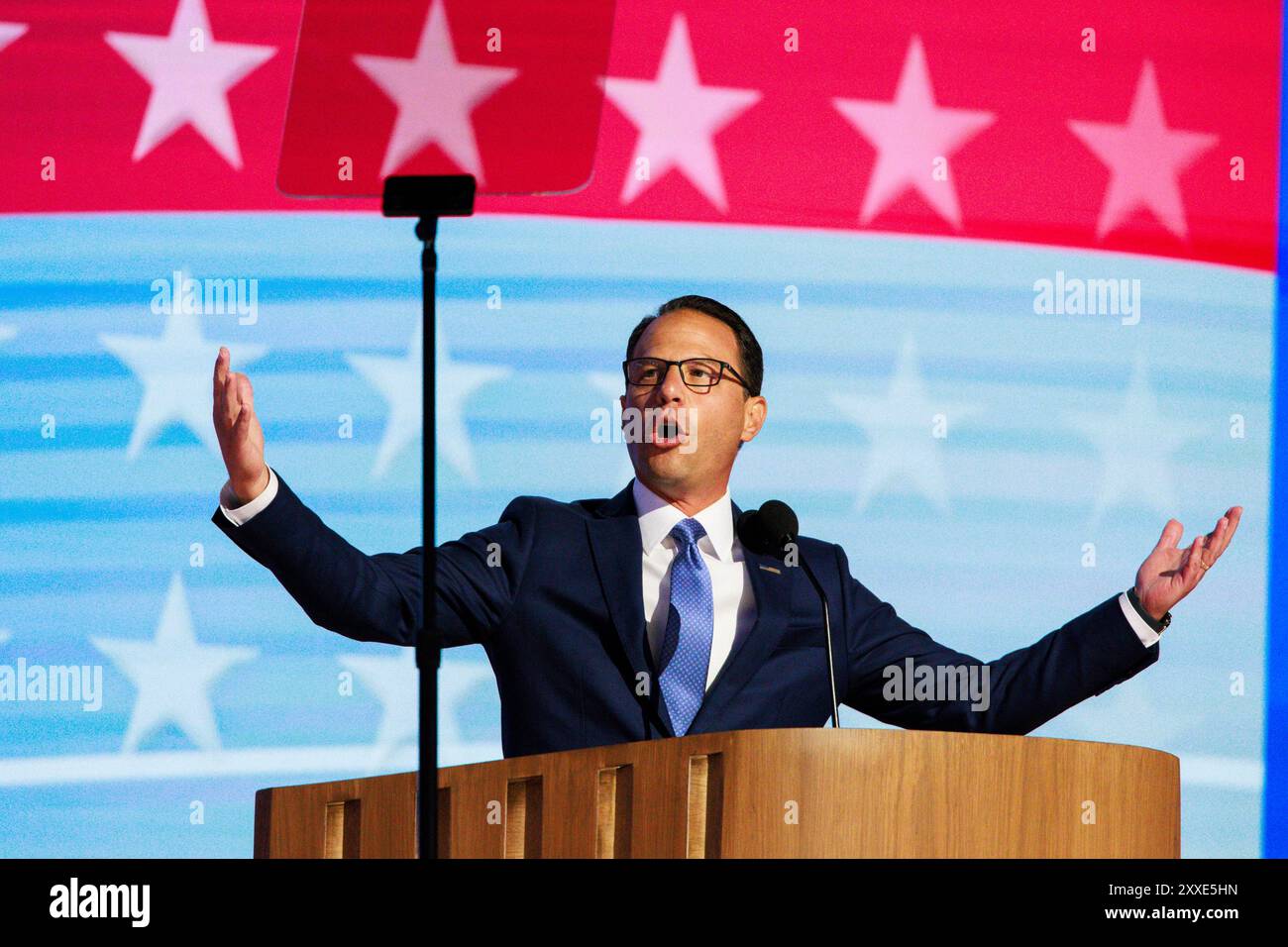 Chicago, États-Unis. 21 août 2024. Josh Shapiro, gouverneur de Pennsylvanie, prend la parole lors de la troisième journée de la Convention nationale démocrate (DNC) au United Center. (Photo de Jeremy Hogan/SOPA images/Sipa USA) crédit : Sipa USA/Alamy Live News Banque D'Images