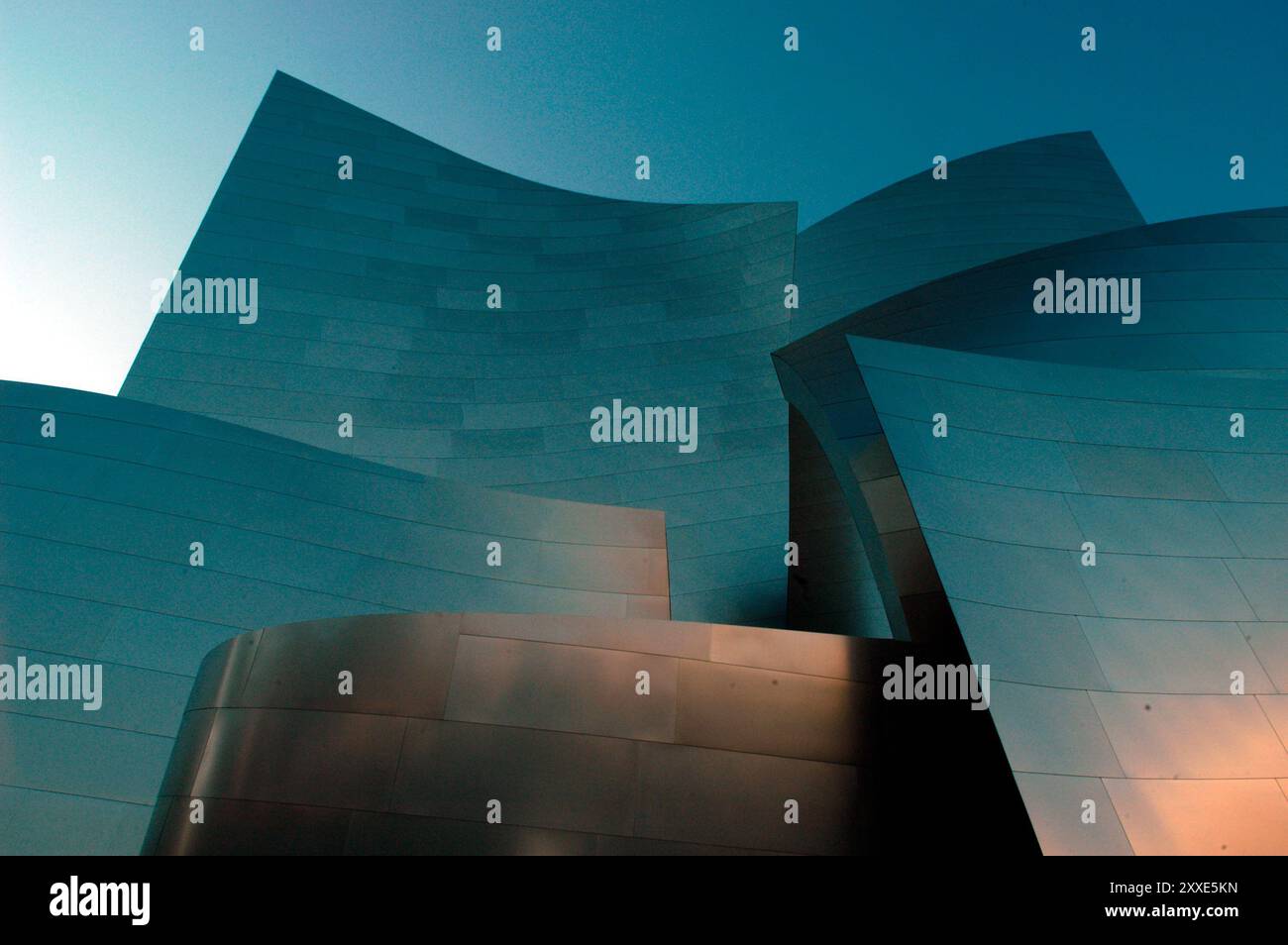 Le Walt Disney concert Hall au centre-ville de Los Angeles, conçu par Frank Gehry, ouvre le 23 octobre 2003. Banque D'Images