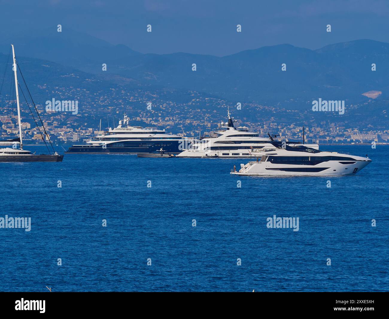 Yachts et superyachts ancrés au large de la plage à Antibes, Côte d'Azur, France, Europe. Banque D'Images