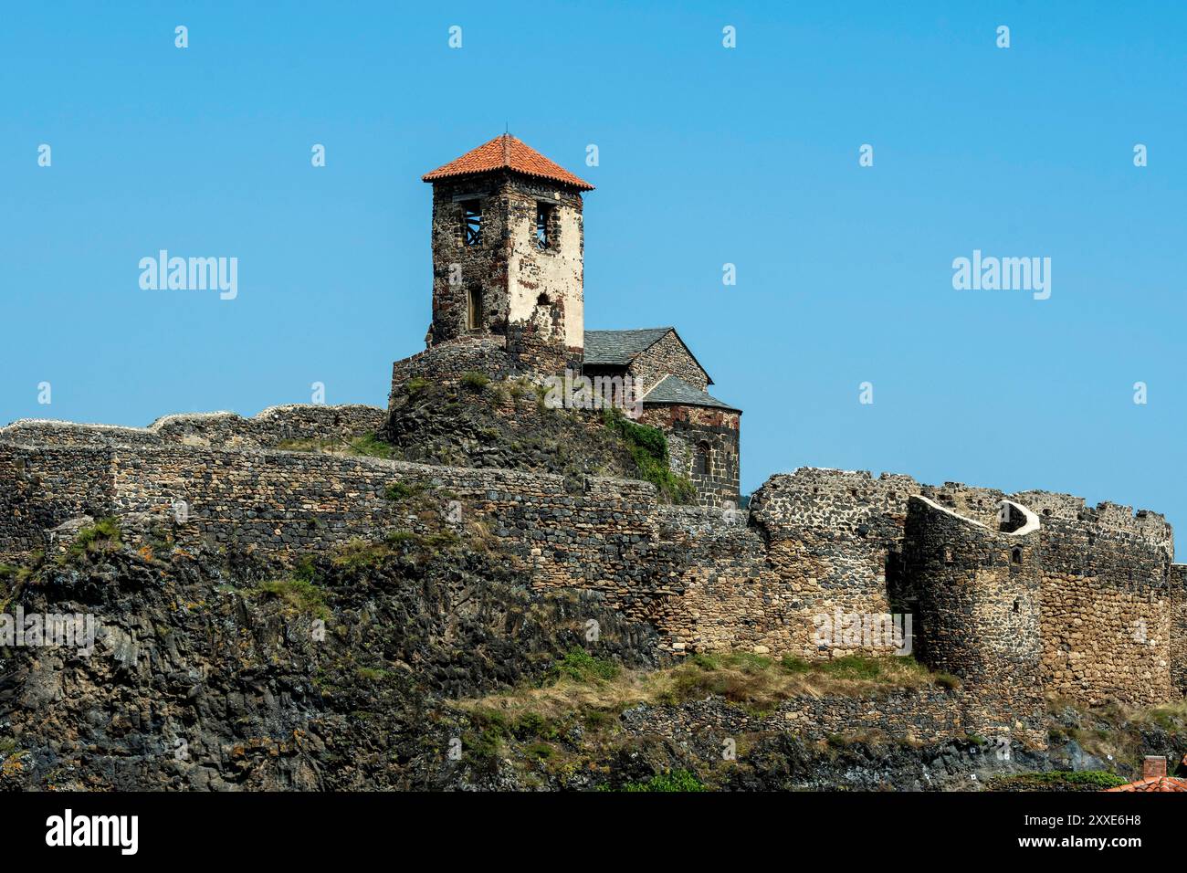 Château de Saint-Ilpize perché sur un pic volcanique au-dessus de la rivière Allier. Haute-Loire. Auvergne-Rhône-Alpes. France Banque D'Images
