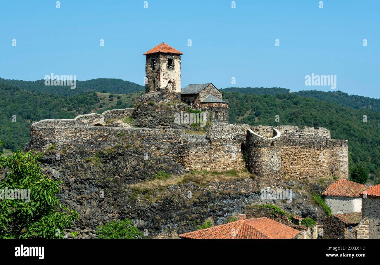 Château de Saint-Ilpize perché sur un pic volcanique au-dessus de la rivière Allier. Haute-Loire. Auvergne-Rhône-Alpes. France Banque D'Images