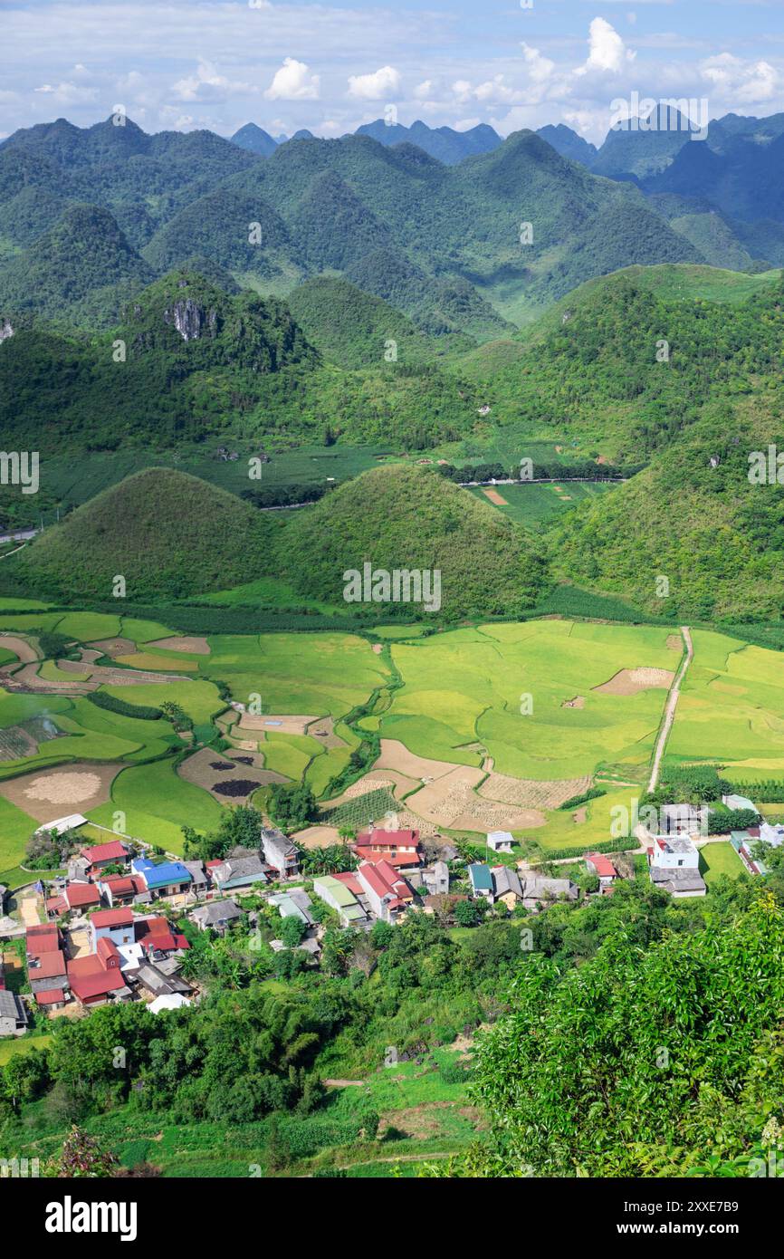 Vue de la vallée de Tam son à la porte des cieux, province de Ha Giang, Vietnam. Tam son est sur la populaire boucle de Ha Giang dans le nord du Vietnam. Banque D'Images