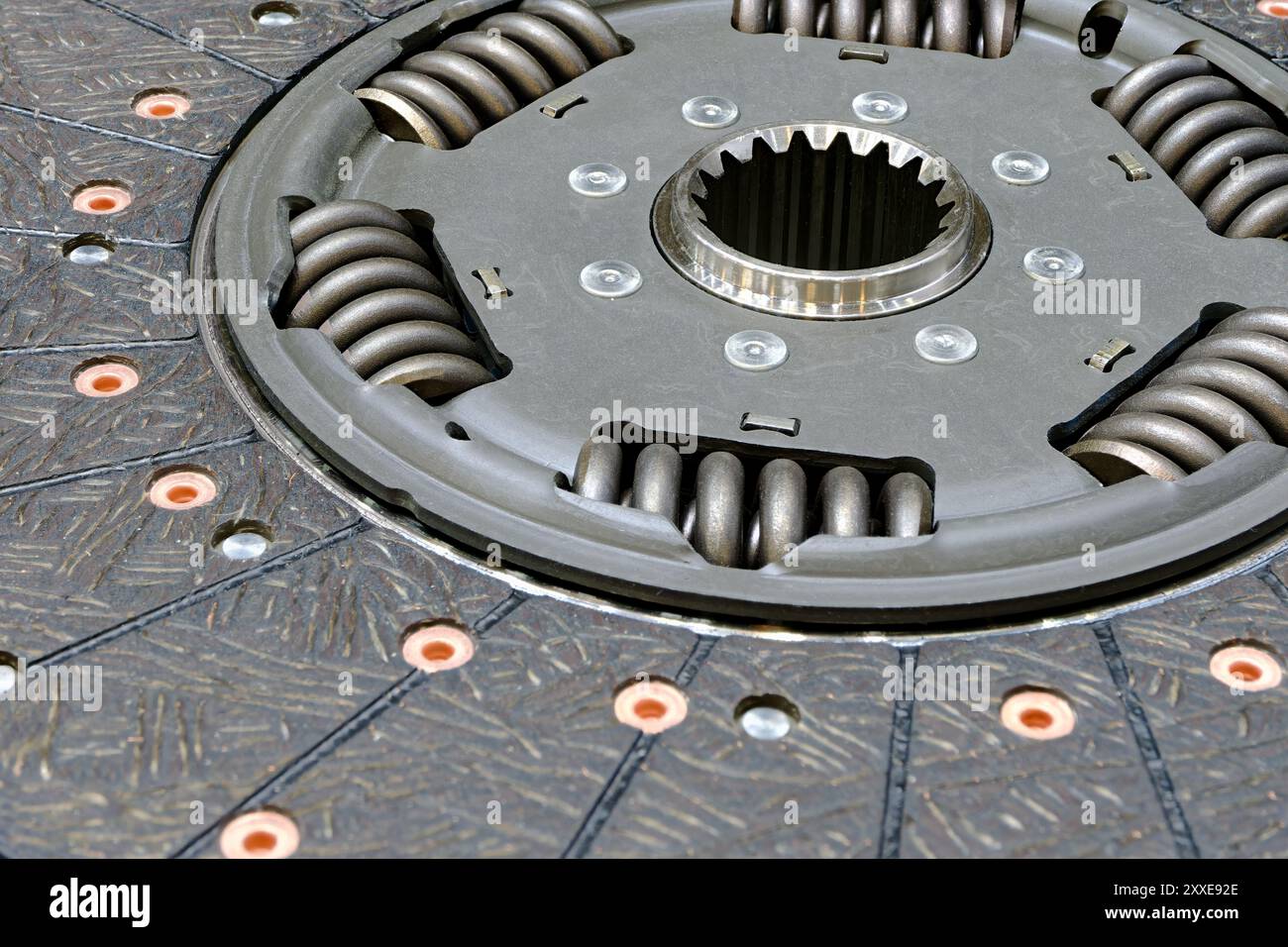 Nouveau disque d'embrayage, pièce de rechange de voiture, gros plan, fond abstrait de l'industrie automobile Banque D'Images