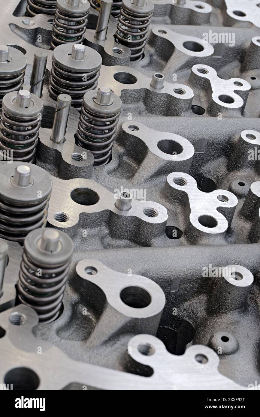 Culasse d'un moteur à combustion interne avec le couvercle retiré, les parties intérieures sont visibles. Gros plan, mise au point sélective, arrière-plan technologique. Banque D'Images
