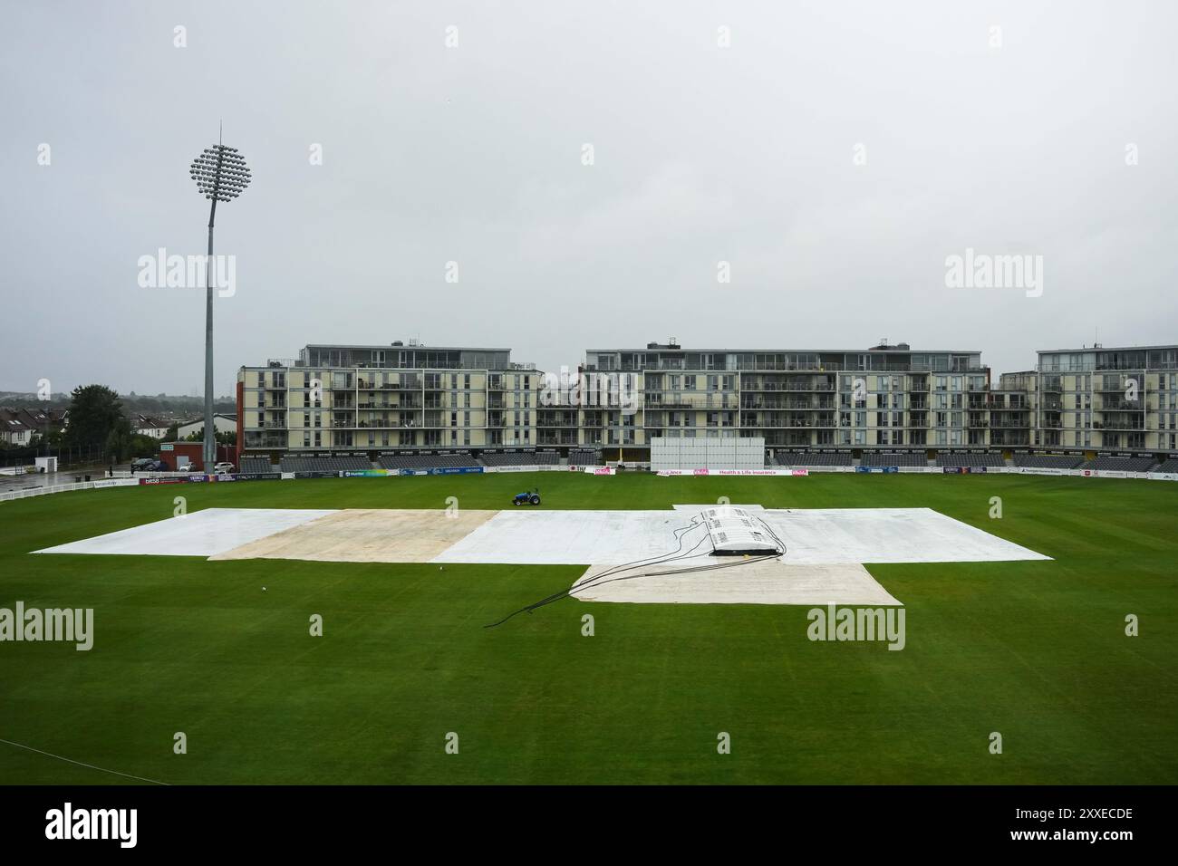 Bristol, Royaume-Uni, 24 août 2024. Une vue générale comme la pluie retarde le début de la troisième journée lors du match de Vitality County Championship Division Two entre le Gloucestershire et le Leicestershire. Crédit : Robbie Stephenson/Gloucestershire Cricket/Alamy Live News Banque D'Images