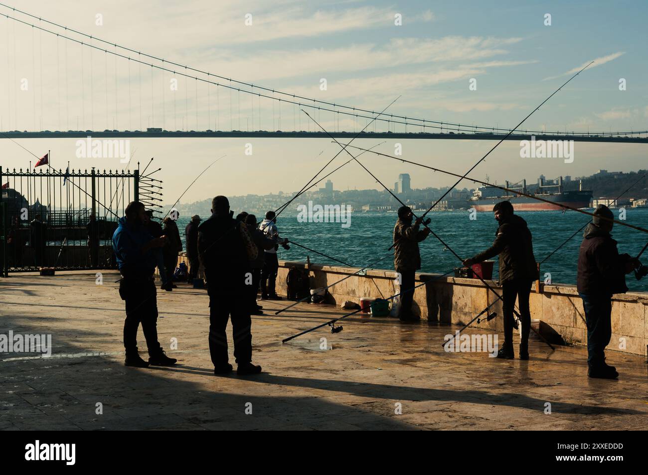 Pêcheurs urbains au front de mer avec vue sur le pont urbain à ıstanbul, turquie Banque D'Images