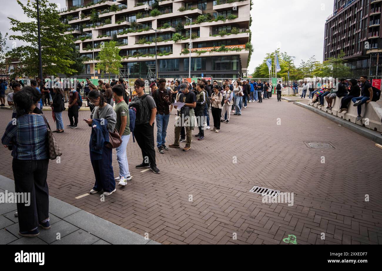 UTRECHT - les étudiants internationaux venus de l'extérieur de l'Europe font la queue aux Jaarbeurs pour recevoir leurs documents de séjour. Sur plus de 17 000 demandes de permis de séjour pour étudier déposées entre mars et fin juillet, plus de 13 000 ont été traitées par ordinateur. ANP FREEK VAN DEN BERGH netherlands Out - belgium Out Credit : ANP/Alamy Live News Banque D'Images