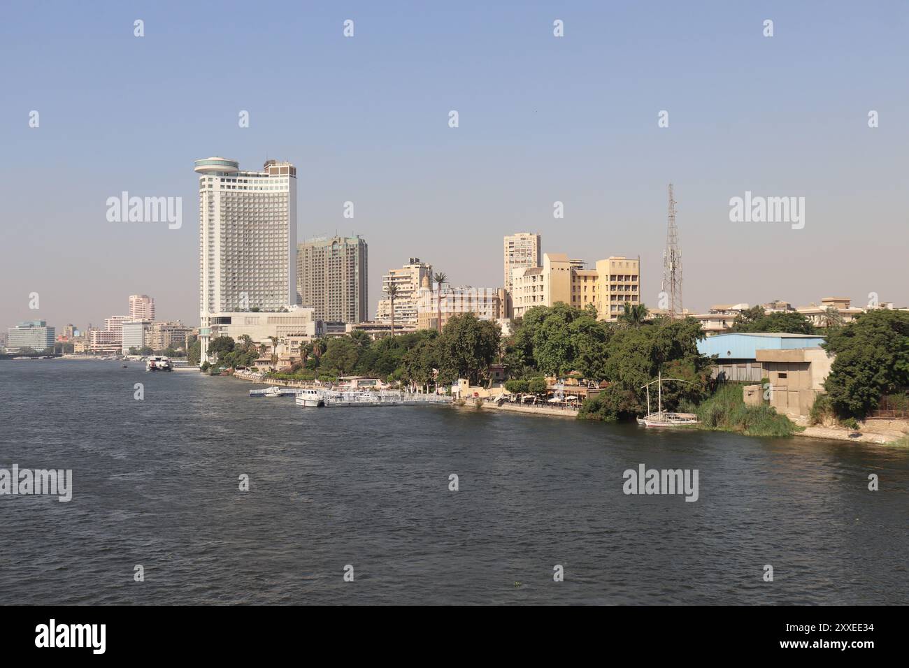Paysage urbain du Caire avec des bâtiments célèbres sur le nil Banque D'Images