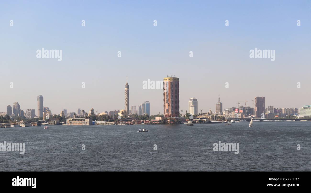 Paysage urbain du Caire avec des bâtiments célèbres sur le nil Banque D'Images