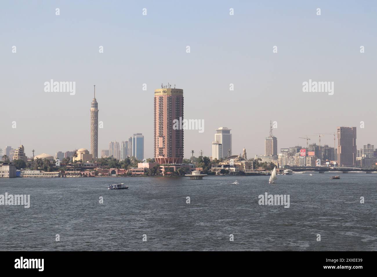 Paysage urbain du Caire avec des bâtiments célèbres sur le nil Banque D'Images