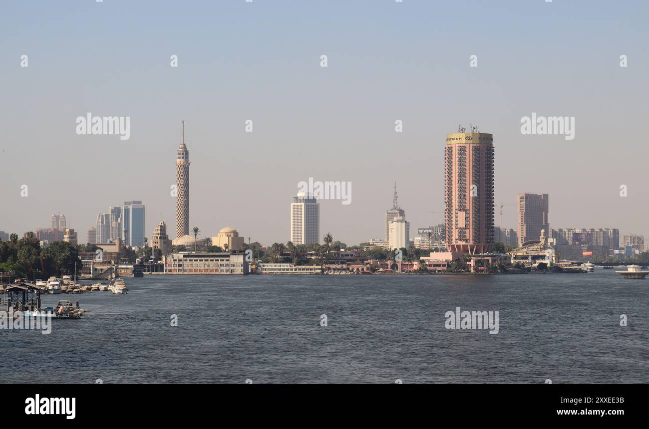 Paysage urbain du Caire avec des bâtiments célèbres sur le nil Banque D'Images