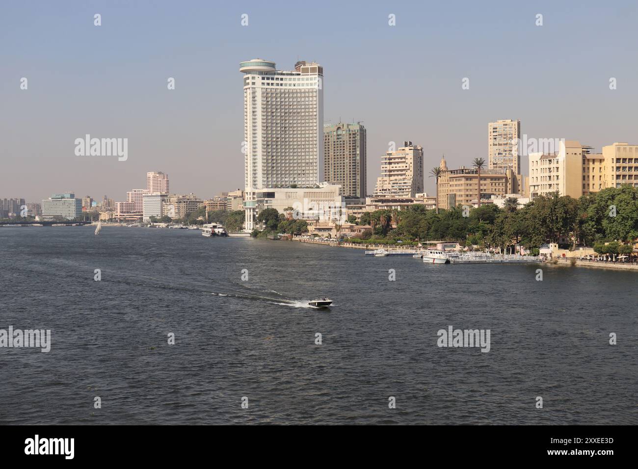 Paysage urbain du Caire avec des bâtiments célèbres sur le nil Banque D'Images