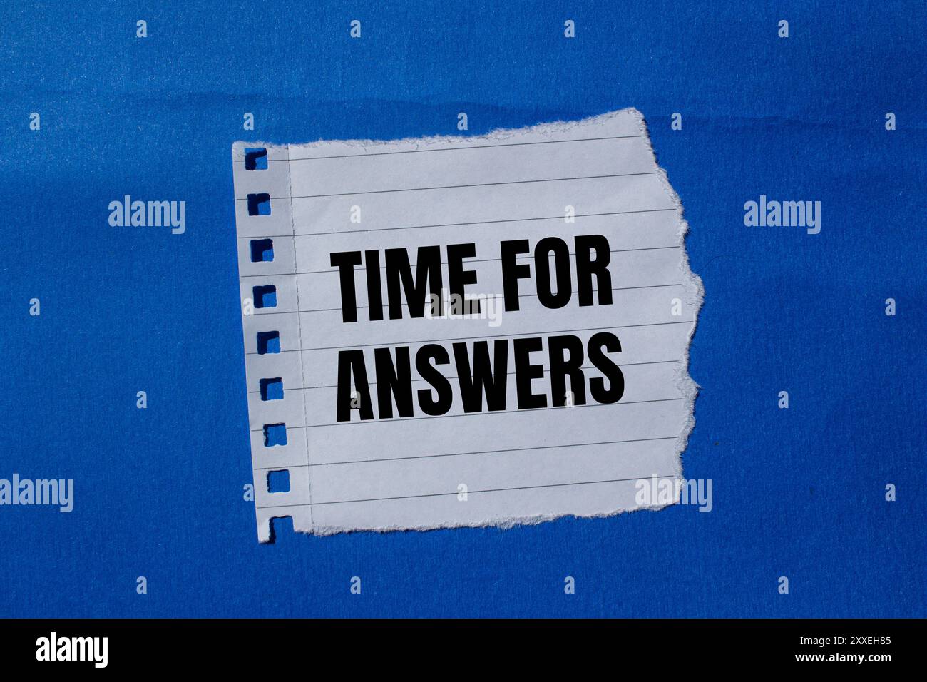 Message temps pour réponses écrit sur un morceau de papier déchiré déchiré avec fond bleu. Symbole temps conceptuel pour les réponses. Copier l'espace. Banque D'Images