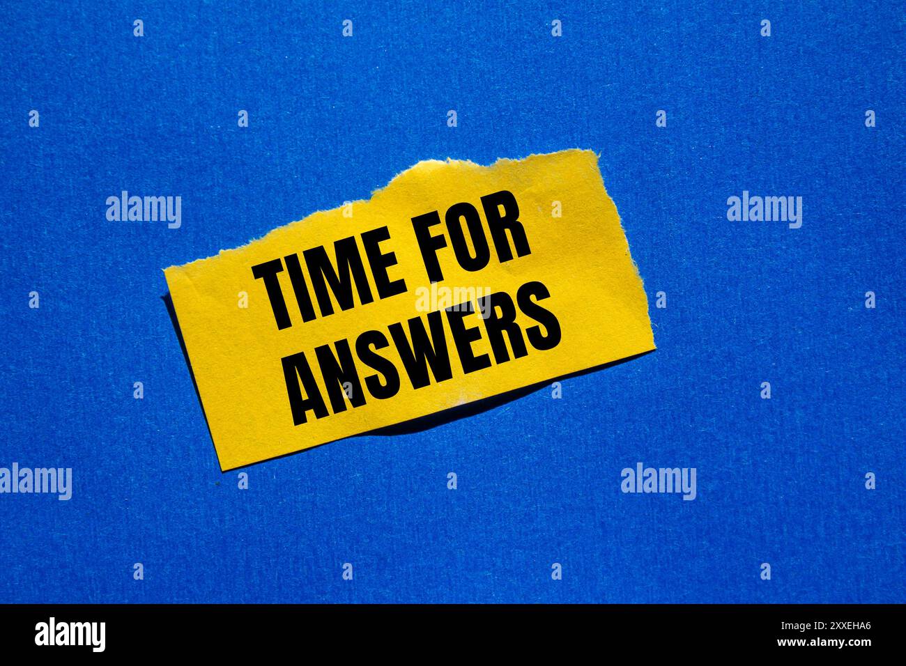 Message temps pour réponses écrit sur papier jaune déchiré déchiré avec fond bleu. Symbole temps conceptuel pour les réponses. Copier l'espace. Banque D'Images