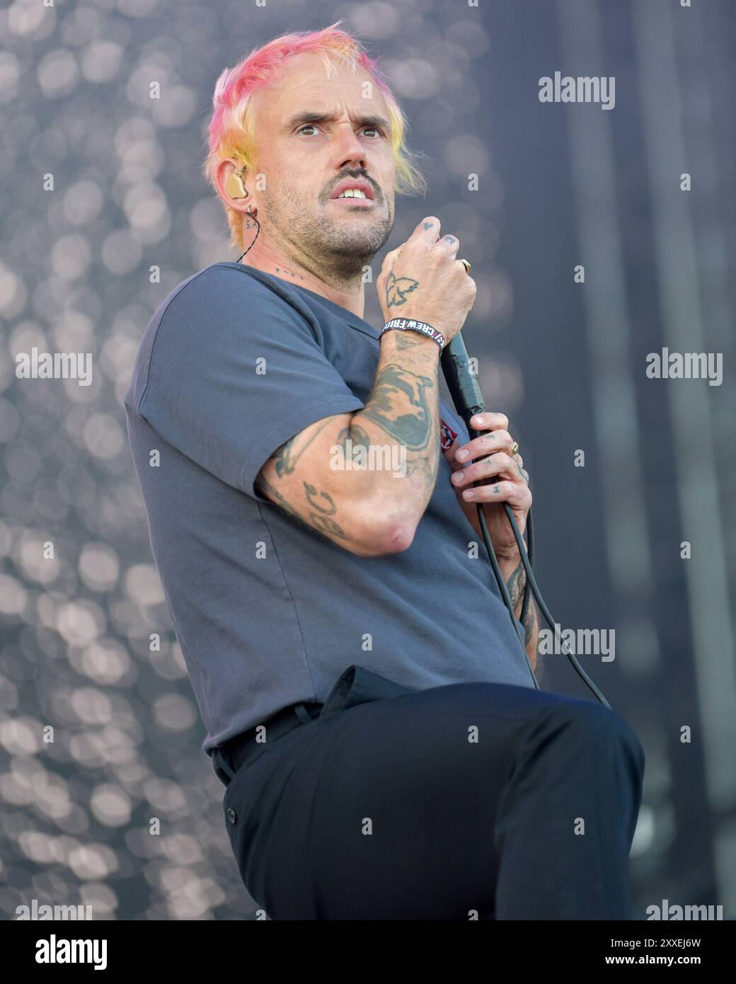 Après avoir dit « F**K THE KING » à Glastombury, Idles revient avec une performance éclectique au Victorious Festival, Southsea, avec le chanteur Joe Talbot crachant fréquemment sur scène. Vendredi 23 août crédit : Graham Tarrant/Alamy Live News Banque D'Images