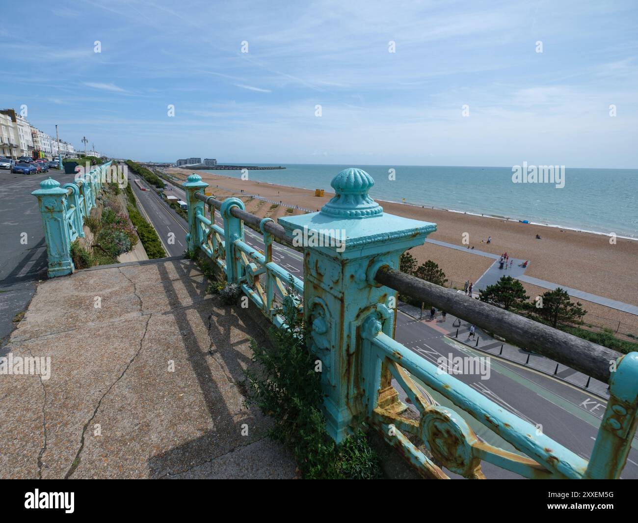 Escaliers menant au mur East Cliff le mur de Madeira Drive a la première plaque verte du pays pour marquer la 150e année du mur vert. Banque D'Images