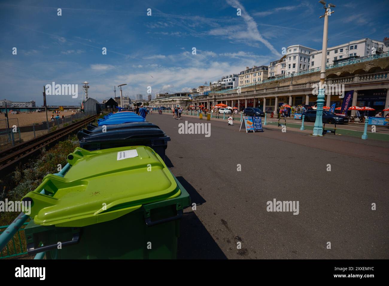 La promenade de Madeira Way Brighton Angleterre avec une ligne de poubelles de recyclage le long de la passerelle. Banque D'Images