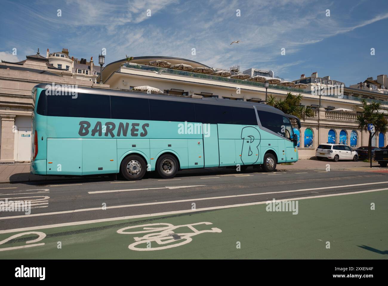 Autocar de luxe Barnes Coaches garé sur le front de mer de Brighton. Banque D'Images