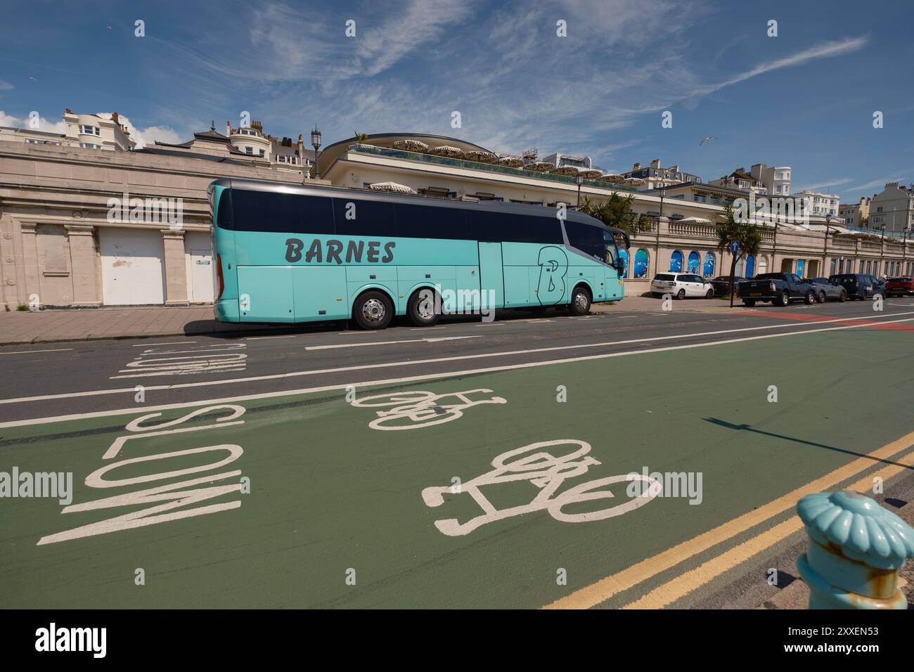 Autocar de luxe Barnes Coaches garé sur le front de mer de Brighton. Banque D'Images