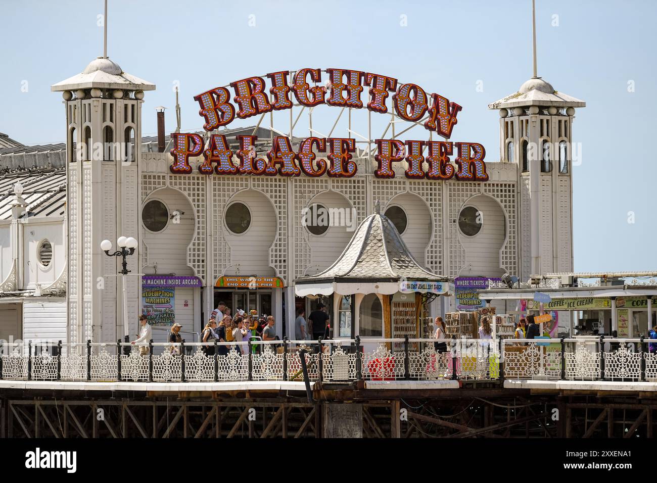 Gros plan sur l'avant de l'embarcadère du palais de Brighton montrant les panneaux et les tours. Banque D'Images